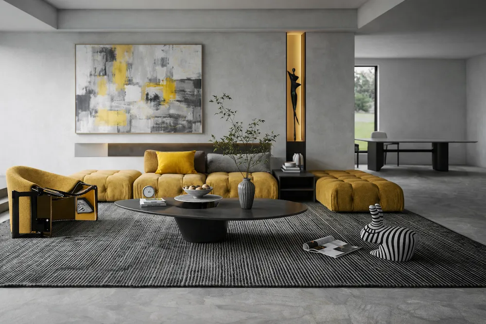 Gri sarı salon dekorasyonu; soyut tablo, hardal sarısı koltuk ve modern minimalist iç mekan tasarımı.