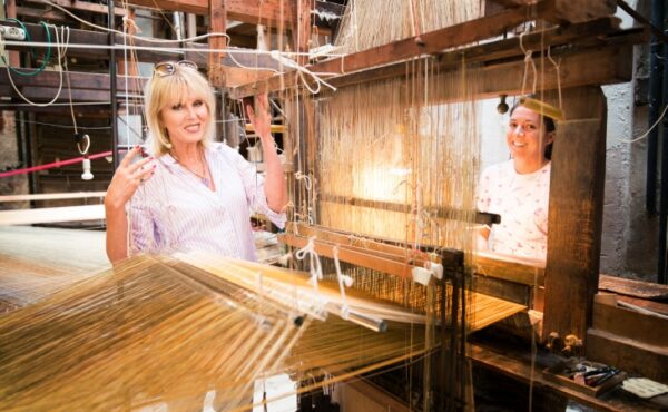 İngiliz oyuncu Joanna Lumley ile Seyahat Belgeselleri Üzerine