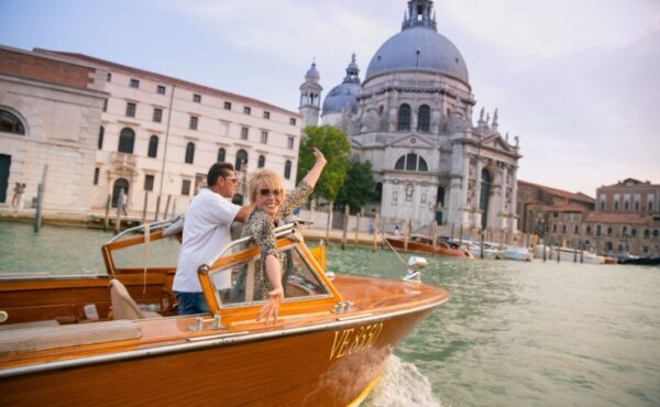 İngiliz oyuncu Joanna Lumley ile Seyahat Belgeselleri Üzerine