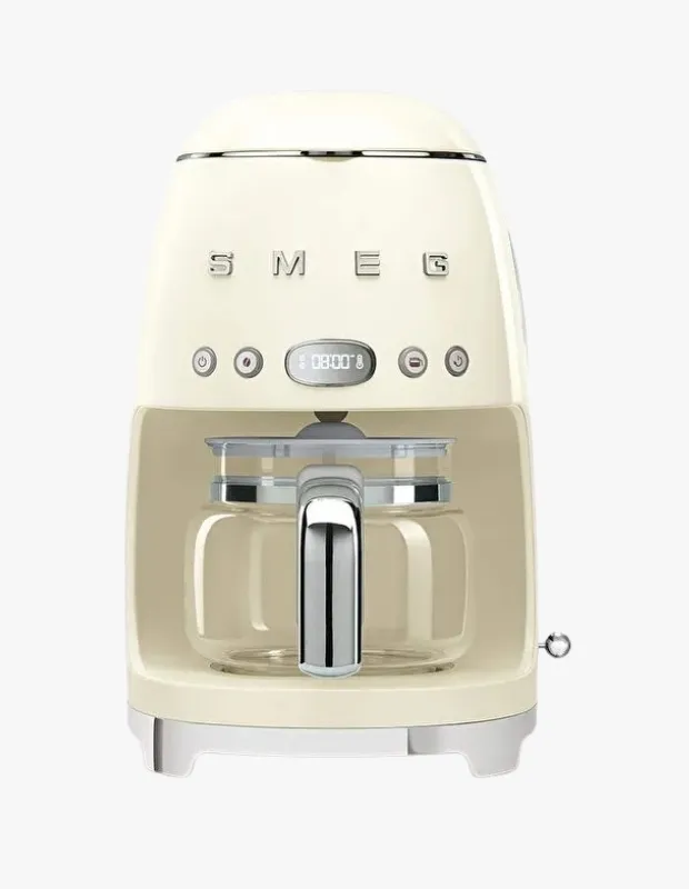 Ürün Cinsiyeti
Unisex

Ürün Tipi
Filtre Kahve Makinesi

Ürün Sezonsallığı
Dört Mevsim

Ürün Çeşidi
Mutfak Küçük Ev Aleti

Ürün Özellikleri
SMEG Filtre Kahve Makinesi (DCF02CREU), retro esintili tasarımıyla mutfağa estetik bir dokunuş katan, günlük kahve keyfini yükselten bir küçük ev aletidir. Cream (krem) rengi gövdesi ile klasik ve modern çizgiyi bir arada sunar. Geniş su haznesi ve filtre bölmesi sayesinde pratik kullanım sağlar; aynı anda birkaç fincan kahve hazırlamak için idealdir. Kullanımı kolay kontrol paneli, hızlı ısıtma özelliği ve dengeli demleme performansıyla her seferinde ideal lezzette filtre kahve elde etmenizi destekler. TEMİZLİK açısından çıkarılabilir parçalar kullanışlıdır; paslanmaz detaylarla uzun ömürlü bir yapı sunar. Smeg kalitesiyle mutfakta şıklığı ve fonksiyonelliği bir arada yaşatan bu makine, günlük kahve ritüellerinizi standartların üzerine taşır.

Öne Çıkan Detaylar

Retro tasarımlı krem gövde

Geniş su haznesi

Kolay kullanımlı kontrol paneli

Dengeli filtrasyon ve ideal kahve demleme

Çıkarılabilir filtre ve temizlik parçaları

Paslanmaz detaylar

Kimler Kullanıyor?
Estetik ve performansı bir arada arayan kahve tutkunları için ideal bir seçenek. Evde günlük kahve keyfini klasik filtre kahveyle sürdürmeyi tercih eden, aynı zamanda mutfağında tarz ve kaliteye önem verenlerin küçük ev aletleri koleksiyonunun vazgeçilmez parçası olur.

SMEG filtre kahve makinesi cream; retro estetiği, pratik kullanımı ve dengeli demlemesiyle evde günlük kahve keyfini şık hale getirir.