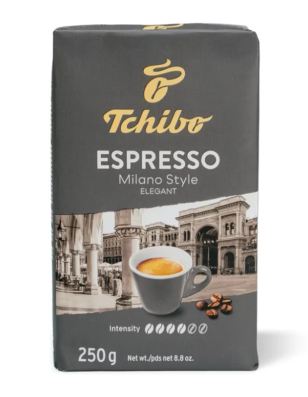 Tchibo Espresso Milano Style kahvesinin 250 gramlık mat gri paketi. Üzerindeki kremalı espresso fincanı ve İtalyan mimarisi görseli, ürünün zarif ve Milano tarzı karakterini yansıtıyor.