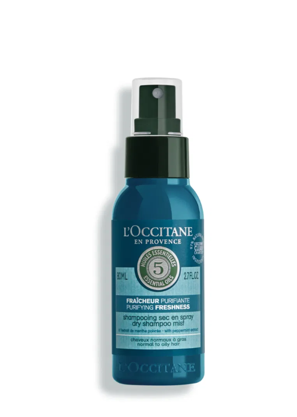 Koyu mavi renkte, üzerinde L'OCCITANE EN PROVENCE markası ve 5 esansiyel yağ ibaresi bulunan, Fraîcheur Purifiante Ferahlatıcı Kuru Şampuan misti, saçlara tazelik, temizlik ve hacim veren etkisini sergiliyor.