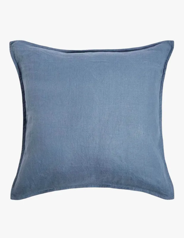 Marka Adı: Marks & Spencer
Ürün Cinsiyeti: Belirtilmemiş
Ürün Tipi: Dekoratif Kırlent
Ürün Sezonsallığı: Dört Mevsim
Ürün Çeşidi: Tek Kırlent
Ürün Özellikleri: Bu kare formdaki dekoratif kırlent, saf keten kumaşından üretilmiştir. Kumaşın mat ve yumuşak mavi tonu ile doğal dokusu, ürüne rahat ve davetkar bir his katmaktadır. Kenar bitişleri, kumaşın kendi renginde belirgin dikiş detayları ve hafif fırfırlı bir görünümle tamamlanmıştır, bu da kırlente zarif ve otantik bir stil kazandırır. Doğal keten liflerinin yarattığı hafif kırışık görünüm, ürüne zamansız ve rahat bir şıklık verir.
Öne Çıkan Detaylar:
- Saf keten kumaşın nefes alan ve doğal dokusu
- Mat ve yumuşak mavi rengiyle huzurlu bir atmosfer sunar
- Dikiş detaylı, hafif fırfırlı kenar bitişiyle zarif bir dokunuş
Kimler Kullanıyor?: Evinde huzurlu ve stil sahibi bir atmosfer yaratmayı seven, doğal malzemelerin sıcaklığını ve rahatlığını dekorasyonuna katmak isteyen kişiler bu kırlenti tercih edebilir. Özellikle balkon, teras veya oturma odası gibi alanlarda ferah, samimi ve kişiselleştirilmiş bir köşe oluşturmayı hedefleyenler için idealdir. Minimalist, bohem veya modern tasarımları benimseyen, yaşam alanlarına doğal bir dokunuş katmak isteyen herkesin beğenisine hitap eder.