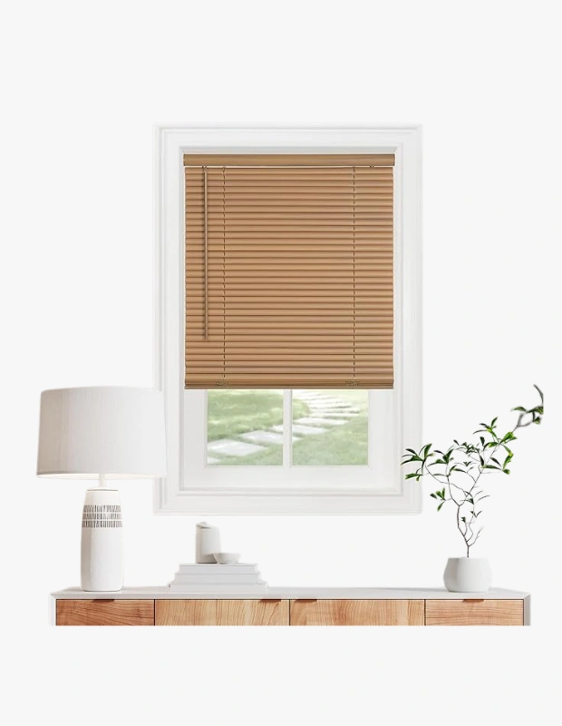 Marka Adı: Achim Home Decor
Ürün Adı: Achim Home Decor Akülü Mini Stor Perde
Ürün Cinsiyeti: Belirtilmemiş
Ürün Tipi: Jaluzi Perde
Ürün Sezonsallığı: Belirtilmemiş
Ürün Çeşidi: Ahşap Görünümlü
Ürün Özellikleri: Bu Achim Home Decor jaluzi perde, ahşap görünümlü açık kahve tonlarında yatay lamellere sahip modern ve işlevsel bir pencere çözümüdür. Lameller sayesinde ışık kontrolü ve mahremiyet ayarı kolayca yapılabilir. Akülü mekanizması kullanım kolaylığı sunarken, minimalist ve sade tasarımı ile doğal ve ferah dekorasyon anlayışına sahip mekanlara zarif bir dokunuş katar. Pencere içine monte edilmiş olup, kompakt yapısıyla küçük ve orta boyutlu pencereler için idealdir.
Öne Çıkan Detaylar:
- Akülü mekanizma ile kolay ve pratik kullanım.
- Işık ve mahremiyet düzeyini ayarlayabilen yatay lamel yapısı.
- Ege stili dekorasyonlara uyumlu doğal ahşap görünümlü tasarım.
Kimler Kullanıyor?: Evinde doğal ve huzurlu bir atmosfer yaratmak isteyenler, Ege sahillerinin ferah ve sakin stilini modern dokunuşlarla yaşam alanlarına taşımayı sevenler, işlevselliği estetikle birleştiren çözümler arayanlar, doğal malzemelere ve yalın tasarımlara değer verenler bu ürünü tercih edebilir. Özellikle minimalist ve zamansız bir dekorasyon anlayışına sahip olanlar için idealdir.