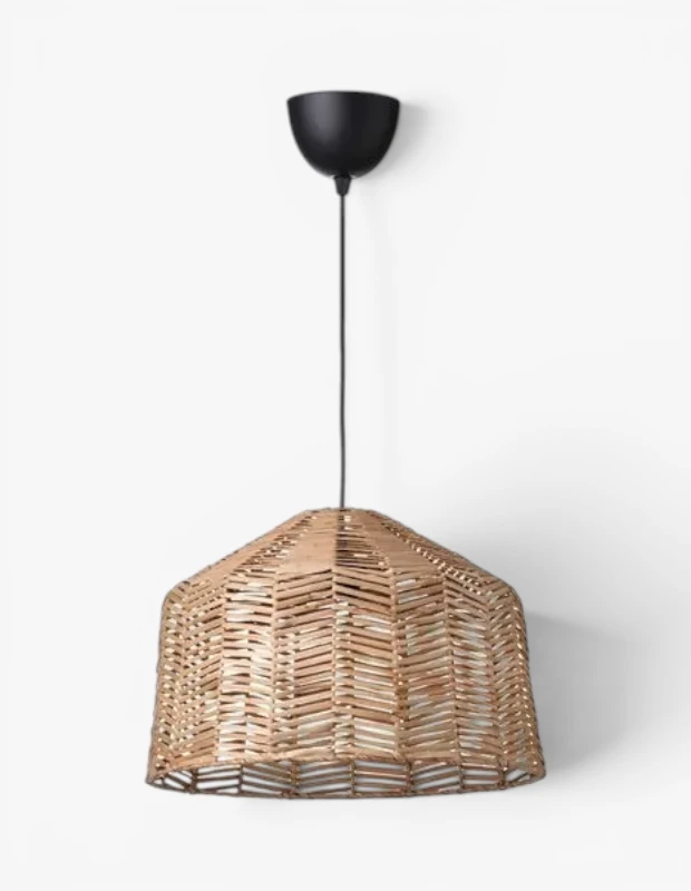 Marka Adı: IKEA
Ürün Adı: IKEA Hasır Sarkıt Lamba
Ürün Cinsiyeti: Belirtilmemiş
Ürün Tipi: Sarkıt Lamba
Ürün Sezonsallığı: Dört Mevsim
Ürün Çeşidi: Dekoratif Aydınlatma
Ürün Özellikleri: Görseldeki IKEA sarkıt lamba, doğal dokulu ve el örgüsü hasır veya bambu malzemeden yapılmış konik formdaki abajuruyla öne çıkar. Abajurun üst kısmına bağlanan ince siyah kablo ve siyah renkli tavan rozeti, ürüne modern ve minimalist bir dokunuş katarken, doğal malzemenin sıcaklığını dengeler. Elektrikle çalışan bu aydınlatma armatürü, doğal ışık geçişi sağlayarak bulunduğu ortama yumuşak ve davetkar bir ambiyans kazandırır. Ege ve sahil evlerinin ferah stiline uyumlu, otantik ve rahat bir atmosfer yaratmak için idealdir.
Öne Çıkan Detaylar:
- Doğal hasır veya bambu el örgüsü abajur
- Ege ve sahil stiline uygun sıcak ve doğal tasarım
- Siyah tavan rozeti ve kablo ile modern minimalist görünüm
Kimler Kullanıyor?: Evlerinde doğal malzemelerin sıcaklığını, sade çizgilerin dinginliğini ve ferah bir atmosferi sevenler için ideal bir aydınlatma çözümüdür. Özellikle Ege ve Akdeniz esintilerini, sahil evlerinin huzurlu ruhunu yaşam alanlarına taşımak isteyenler bu ürünü tercih edebilir. Modern ve bohem tarzları harmanlayarak zamansız ve davetkar bir dekorasyon yaratmayı arzulayan herkes için uygun, çok yönlü bir parçadır.