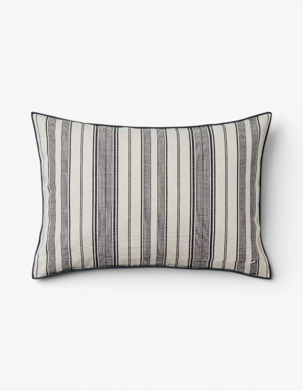 Marka Adı: Mango
Ürün Adı: Mango Kırlent Kılıfı 40x60cm
Ürün Cinsiyeti: Unisex
Ürün Tipi: Kırlent Kılıfı
Ürün Sezonsallığı: Yazlık/Dört Mevsim
Ürün Çeşidi: Dekoratif Kırlent Kılıfı
Ürün Özellikleri: Bu 40x60 cm boyutlarındaki Mango kırlent kılıfı, Ege stilinin ferah ve zamansız estetiğini evinize taşıyor. Kırık beyaz bir zemin üzerinde yer alan ince ve kalın lacivert tonlarında çizgili deseniyle dikkat çekerken, kenarlarındaki lacivert biye detayı ürüne sofistike bir dokunuş katıyor. Doğal dokulu kumaşı sayesinde yumuşak bir his sunarak yaşam alanınıza dingin ve davetkar bir atmosfer kazandırır. Evinizin her köşesinde kolayca uyum sağlayacak bu tasarım, modern ve doğal dekorasyon anlayışını bir araya getiriyor.
Öne Çıkan Detaylar:
- Ege stilini yansıtan kırık beyaz ve lacivert çizgili desen.
- Kenarlarında yer alan zarif, kontrast renk biye detayı.
- 40x60 cm ideal boyutuyla farklı kırlentlerle kolay kombinlenebilirlik.
Kimler Kullanıyor?: Evlerinde Ege’nin ferah ve zamansız stilini, Bodrum ve Alaçatı evlerinin sakin atmosferini yaratmak isteyenler bu kırlent kılıfını tercih edebilirler. Doğal dokuları, dingin renk paletini ve zarif detayları yaşam alanlarına taşımaktan hoşlananlar için idealdir. Şehirdeki evlerine, balkonlarına veya teraslarına kıyı kasabalarının huzurlu dokunuşunu eklemek, sade ve şık bir görünüm arayanlar, bu ürünle mekanlarına kişisel ve davetkar bir hava katabilirler.