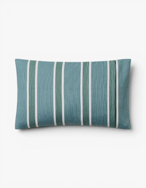 Marka Adı: Mango
Ürün Adı: Mango Çizgili Kırlent Kılıfı 40x60cm
Ürün Cinsiyeti: Belirtilmemiş
Ürün Tipi: Kırlent Kılıfı
Ürün Sezonsallığı: Dört Mevsim
Ürün Çeşidi: Dekoratif Kırlent Kılıfı
Ürün Özellikleri: Ege stilinden ilham alan, ferahlatıcı mavi-yeşil tonlarında ve beyaz çizgili desene sahip, dikdörtgen formda bir kırlent kılıfıdır. Görselde belirgin olan dokulu kumaş yapısı, ev tekstillerinde doğallığı ve rahatlığı vurgulayan pamuk veya keten gibi malzemelerin kullanıldığını düşündürmektedir. 40x60 cm ölçüleriyle koltuklarda, sandalyelerde veya yatak üzerinde dekoratif bir dokunuş sağlar.
Öne Çıkan Detaylar:
- Ege stilini yansıtan zamansız çizgili tasarım
- Ferahlatıcı mavi-yeşil ve beyaz renk paleti
- Doğal dokulu, dayanıklı kumaş yapısı
Kimler Kullanıyor?: Evinde sakin, doğal ve zamansız bir atmosfer yaratmak isteyenler, Ege sahillerinin huzur veren esintisini yaşam alanlarına taşımak isteyenler bu kırlent kılıfını tercih edebilir. Doğal dokuları, dingin renkleri ve zarif detayları yaşam tarzına dahil eden, şehirdeki evine bile tatil ferahlığı katmayı arzulayan herkesin beğenisine hitap eder.