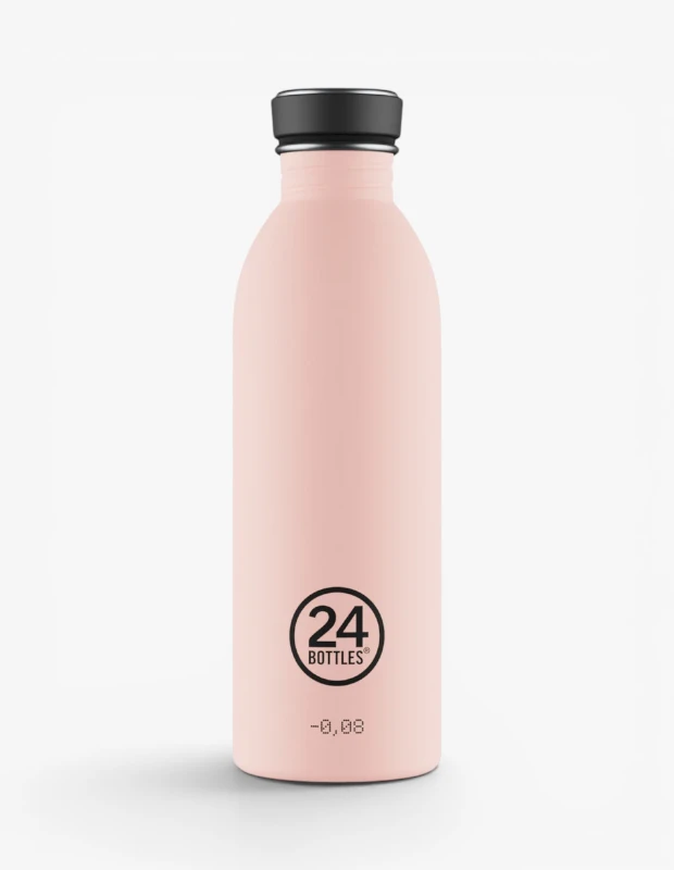 Marka Adı: 24Bottles
Ürün Adı: 24Bottles Unisex Urban Bottle Matara 500ml
Ürün Cinsiyeti: Unisex
Ürün Tipi: Matara
Ürün Sezonsallığı: Tüm Sezonlar
Ürün Çeşidi: Tekrar Kullanılabilir Su Şişesi
Ürün Özellikleri: Pürüzsüz mat pembe yüzeyi ve zarif silueti ile dikkat çeken bu 500 ml kapasiteli matara, modern ve minimalist bir tasarıma sahiptir. Dayanıklı metal gövdesi ve üst kısmında siyah renkli vidalı kapağı ile güvenli bir kullanım sunar. Gövdesinde marka logosu 24 BOTTLES ve çevresel etkiyi vurgulayan -0,08 ibaresi yer almaktadır.
Öne Çıkan Detaylar:
- Pastel mat pembe renk ve minimalist tasarım
- 500 ml sıvı kapasitesi
- 24Bottles markasının logosu ve karbon ayak izine gönderme yapan -0,08 yazısı
Kimler Kullanıyor?: Günlük hayatında hidrasyonu ön planda tutan, çevre bilincine sahip ve şık aksesuarlarla tarzını tamamlamayı seven herkes bu matara ile içeceklerini güvenle taşıyabilir. Spor yaparken, ofiste, okulda, plajda veya seyahatlerde, pratik ve estetik bir çözüm arayan bireyler için ideal bir tercihtir.