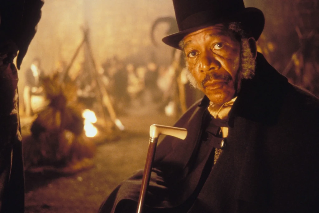 Morgan Freeman, Amistad filminde dönemin tarihi atmosferi içinde bastonuyla otururken, kararlı bakışlarla sahneye derinlik katıyor.