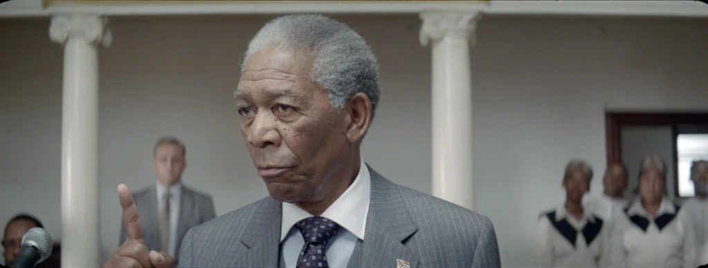 Morgan Freeman, Invictus filminde Nelson Mandela rolünde ciddi bir konuşma yaparken liderlik, birleştiricilik ve karizma dolu bir duruş sergiliyor.