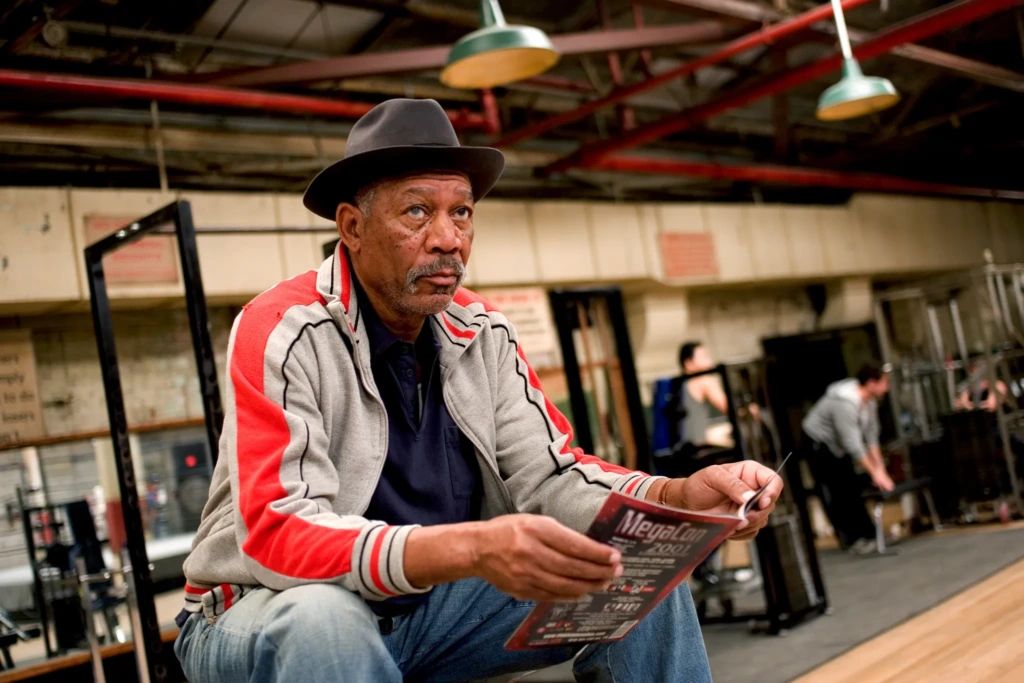 Morgan Freeman, Million Dollar Baby filminde spor salonunda otururken gözlemci, düşünceli ve bilge bir karakterin iç dünyasını aktarıyor.