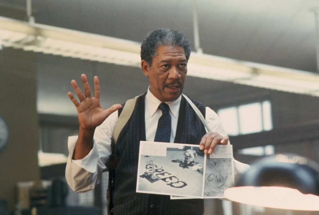 Morgan Freeman, Se7en filminde suç delillerini incelerken deneyimli bir dedektifin sabrını ve zekâsını sade bir karizma ile aktarıyor.
