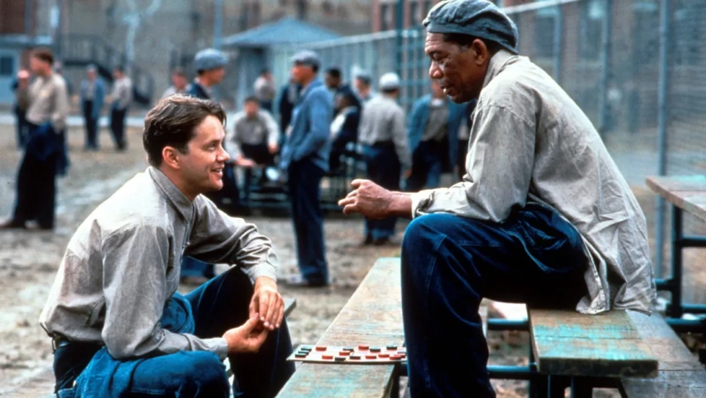Morgan Freeman ve Tim Robbins, The Shawshank Redemption filminde hapishane avlusunda dama oynarken dostluk, umut ve özgürlük üzerine derin bir bağ kuruyor.