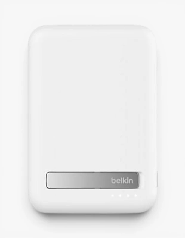 Marka Adı: Belkin
Ürün Adı: Belkin Magsafe Taşınabilir Şarj Cihazı
Ürün Cinsiyeti: Unisex
Ürün Tipi: Taşınabilir Şarj Cihazı
Ürün Sezonsallığı: Belirtilmemiş
Ürün Çeşidi: Magsafe
Ürün Özellikleri: Beyaz renkli, köşeleri yuvarlatılmış dikdörtgen formda, minimalist ve modern tasarıma sahip bir taşınabilir şarj cihazıdır. Ön yüzünde gri renkli bir şerit üzerinde Belkin logosu dikkat çekerken, alt kısmında şarj durumunu gösteren dört adet LED gösterge bulunmaktadır. Magsafe uyumluluğu sayesinde pratik ve kablosuz şarj imkanı sunar, bu da kullanıcıların cihazlarını kolayca ve güvenle şarj etmelerini sağlar. Seyahatler ve günlük kullanım için ideal olup, plaj gibi dış mekan aktivitelerinde elektronik cihazların şarj ihtiyacını karşılamak üzere tasarlanmıştır.
Öne Çıkan Detaylar:
- Magsafe kablosuz şarj özelliği sunar.
- Şarj durumunu gösteren LED göstergeler mevcuttur.
- Beyaz renkte, minimalist ve yuvarlatılmış kenarlı şık tasarıma sahiptir.
Kimler Kullanıyor?: Teknolojiyi aktif olarak kullanan ve mobil cihazlarını gün boyu şarjlı tutma ihtiyacı duyan kişiler için uygundur. Hareketli bir yaşam tarzına sahip olanlar, seyahat edenler veya plaj gibi açık hava etkinliklerinde cihazlarının şarjını dert etmek istemeyen herkes bu pratik şarj cihazını tercih edebilir. Modern ve şık tasarımı sayesinde hem fonksiyonellik hem de estetiği ön planda tutan kullanıcıların beğenisini kazanır.