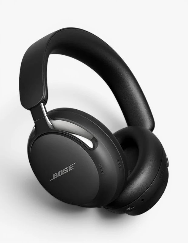 Marka Adı: Bose
Ürün Adı: Bose QuietComfort Ultra
Ürün Cinsiyeti: Unisex
Ürün Tipi: Kulak Üstü Kulaklık
Ürün Sezonsallığı: Belirtilmemiş
Ürün Çeşidi: Belirtilmemiş
Ürün Özellikleri: Siyah renkte, kulak üstü tasarıma sahip şık bir kulaklıktır. Mat yüzeyli dayanıklı malzemelerden üretilmiş olup, yastıklı kulaklık pedleri ve ayarlanabilir kafa bandı ile uzun süreli kullanımlarda dahi konfor sunar. Ergonomik yapısı ve kulaklık kabzasında görülebilen parlak metal detayları modern bir görünüm kazandırır. Kulaklık üzerinde şarj portu ve kontrol düğmeleri gibi bağlantı noktaları bulunur, bu da kolay kullanım ve erişilebilirlik sağlar. Ürün adında geçen QuietComfort ifadesi, gelişmiş gürültü engelleme yeteneğine işaret eder.
Öne Çıkan Detaylar:
- Mat siyah rengi ve modern, minimalist tasarımı
- Yastıklı kulaklık pedleri ve ayarlanabilir kafa bandı ile üstün konfor
- Ürün adında vurgulanan QuietComfort ile gürültü engelleme özelliği
Kimler Kullanıyor?: Bu ürün, kaliteli ses deneyimini ve kişisel konforunu ön planda tutan herkes için idealdir. İster günlük yaşamın koşuşturmacasında sakin bir an arayanlar, ister seyahatlerde veya ders çalışırken dış dünyadan soyutlanmak isteyenler olsun, şık ve modern tasarımıyla bu kulaklıkları tercih edebilirler. Müzikseverlerden podcast dinleyicilerine, uzaktan çalışanlardan öğrencilere kadar geniş bir kullanıcı kitlesi için uygundur.