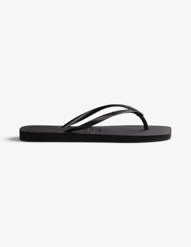 Marka Adı: Havaianas
Ürün Adı: Havaianas Kadın Square Terlik Siyah
Ürün Cinsiyeti: Kadın
Ürün Tipi: Terlik
Ürün Sezonsallığı: Yazlık
Ürün Çeşidi: Parmak Arası Terlik
Ürün Özellikleri: Bu Havaianas kadın terliği, klasik parmak arası tasarımıyla öne çıkan, tamamen siyah renkte minimalist bir stil sunar. Esnek ve dayanıklı kauçuk malzemeden üretilmiş olup, ayak tabanında rahat bir his sunan dokulu bir yüzeye sahiptir. İnce, dokulu siyah askıları üzerinde markanın logosu kabartmalı olarak yer alır ve bu detay terliğe özgün bir hava katar. Hafif yapısı sayesinde gün boyu konforlu kullanım sağlar ve kolayca taşınabilir.
Öne Çıkan Detaylar:
- Tamamen siyah, minimalist ve şık tasarım.
- Esnek ve dayanıklı, yüksek kaliteli kauçuk malzeme.
- İnce, dokulu askıları üzerinde belirgin Havaianas logosu.
Kimler Kullanıyor?: Konforu ve sadeliği yaşam tarzının bir parçası olarak gören, yaz aylarında plajda, havuz başında veya şehir içinde rahat ve hafif adımlar atmayı tercih eden herkes bu terliği severek kullanır. Zamansız tasarımıyla farklı kıyafet kombinlerine kolayca uyum sağlayarak, günlük stilinde pratik ve şık bir tamamlayıcı arayan kişilere hitap eder.