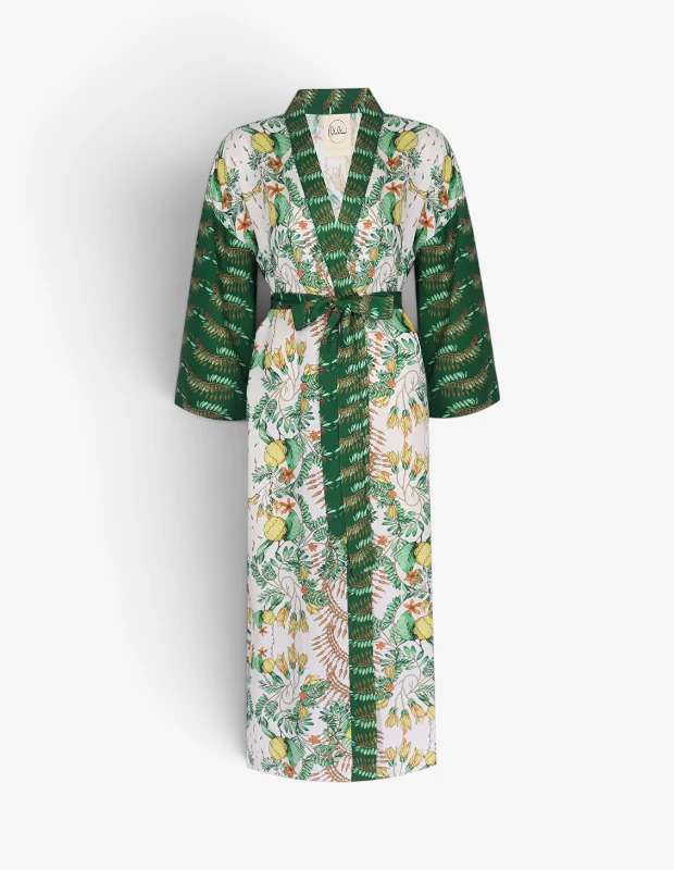 Marka Adı: LisaLina
Ürün Adı: LisaLina Kadın Oversize Kimono
Ürün Cinsiyeti: Kadın
Ürün Tipi: Kimono
Ürün Sezonsallığı: Yaz
Ürün Çeşidi: Plaj Kimonosu
Ürün Özellikleri: Bu oversize kimono, açık renkli bir zemin üzerinde canlı botanik desenlerle süslenmiştir; yeşil yapraklar, limon benzeri sarı meyveler ve zarif turuncu detaylar içerir. Rahat, uzun bir silüete ve geniş kollara sahiptir. Derin V yaka ve uyumlu kendi kumaşından bağlama kuşağı bel hattını belirler ve ayarlanabilir bir kesim sunar. Ön açıklık boyunca ve manşetlerde, dokulu çizgili desene sahip belirgin koyu yeşil paneller, çarpıcı bir kontrast oluşturarak şık görünümünü pekiştirir.
Öne Çıkan Detaylar:
- Canlı ve tropikal botanik desen
- Rahat ve oversize kesim
- Kontrast renkli, dokulu yeşil şerit detayları
Kimler Kullanıyor?: Plajda ve havuz kenarında rahatlığından ödün vermeden şık görünmeyi tercih edenler, canlı renkleri ve botanik desenleri sevenler bu oversize kimonoyu günlük stillerine kolayca dahil edebilirler. Hem güneşten korunmak hem de şık bir tamamlayıcı giymek isteyenler için idealdir. Özgür ve bohem bir tarzı benimseyenler, yaz günlerinde zahmetsiz şıklık arayanlar için çok yönlü bir parçadır.