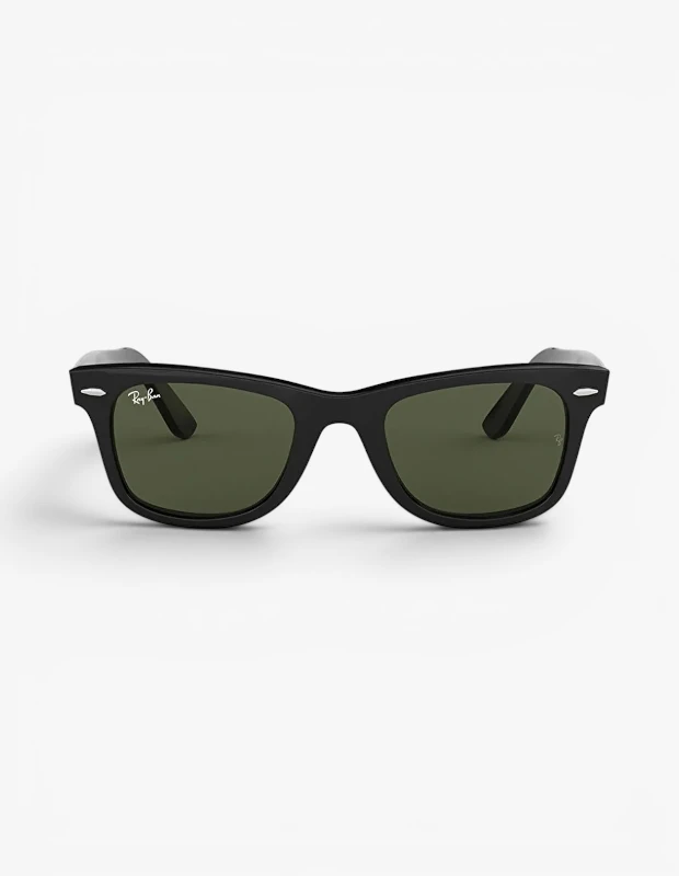Marka Adı: Ray-Ban
Ürün Adı: Ray-Ban Unisex Wayfarer Güneş Gözlüğü
Ürün Cinsiyeti: Unisex
Ürün Tipi: Güneş Gözlüğü
Ürün Sezonsallığı: Yazlık
Ürün Çeşidi: Güneş Gözlüğü
Ürün Özellikleri: Bu Ray-Ban Wayfarer güneş gözlüğü, kalın ve dayanıklı siyah çerçeveye ve koyu yeşil renkte camlara sahiptir. Klasik Wayfarer silüeti, her yüz tipine uyum sağlayan ikonik bir tarz sunar. Çerçeve köşelerinde yer alan küçük metal detaylar ve sol sap üzerinde beyaz Ray-Ban logosu markanın özgün imzasını taşır. Konforlu kullanımı ve şık görünümüyle günlük ve özel anlar için ideal bir aksesuardır.
Öne Çıkan Detaylar:
- İkonik ve zamansız Wayfarer çerçeve tasarımı.
- Koyu yeşil camlar ve mat siyah renkli, dayanıklı çerçeve yapısı.
- Sol sap üzerinde belirgin Ray-Ban logosu ve çerçeve köşelerindeki şık metal detaylar.
Kimler Kullanıyor?: Klasik ve zamansız tarzı benimseyen, günlük şıklığına modern bir dokunuş katmak isteyen herkes bu güneş gözlüğünü tercih edebilir. Hem şehir hayatında hem de plajda rahatlıkla kullanılabilen bu ikonik model, duruşuyla fark yaratmayı sevenlerin favorisidir. Kendine güvenli, stil sahibi ve fonksiyonelliği ön planda tutan bireyler için ideal bir aksesuardır.