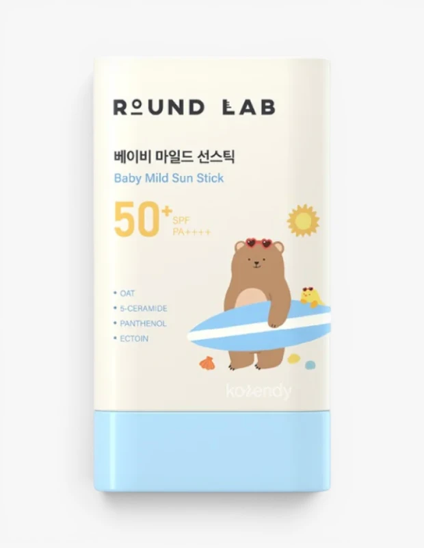 Marka Adı: Round Lab
Ürün Adı: Round Lab Baby Mild Organik Sun Stick
Ürün Cinsiyeti: Çocuk
Ürün Tipi: Güneş Koruyucu Stik
Ürün Sezonsallığı: Yaz
Ürün Çeşidi: Yüksek Korumalı Hassas Cilt Güneş Stiği
Ürün Özellikleri: Round Lab markasına ait bu bebek dostu güneş koruyucu stik, 50+ SPF ve PA++++ ile yüksek düzeyde UVA ve UVB koruması sağlar. Yulaf, 5-Seramid, Pantenol ve Ektoin gibi içeriklerle zenginleştirilmiş formülü sayesinde cildi nemlendirir, yatıştırır ve bariyerini güçlendirir. Kolay uygulanabilir stik formu pratik kullanım sunarken, sevimli ayıcık karakteri ve pastel renkli ambalajı ile yaz ruhunu yansıtan hoş bir stile sahiptir. Organik içeriğe sahip, tahrişe yatkın ciltler dahil tüm cilt tipleri için uygun, kolay taşınabilir bir üründür.
Öne Çıkan Detaylar:
- 50+ SPF ve PA++++ ile geniş spektrumlu güçlü UVA/UVB koruması
- Yulaf, 5-Seramid, Pantenol ve Ektoin içeren hassas ciltlere uygun, yatıştırıcı formül
- Pratik, hızlı ve temiz uygulama sağlayan taşınabilir stik formatı
Kimler Kullanıyor?: Güneşe karşı yüksek koruma arayışında olan, aynı zamanda cilt hassasiyetine özen gösteren ve nazik içeriklerle formüle edilmiş ürünleri tercih eden herkes bu güneş stikini rahatlıkla kullanabilir. Özellikle çocukları için güvenli ve kolay uygulanabilir bir güneş koruyucu arayan ebeveynler ile dış mekan aktivitelerinde pratiklik ve cildine şefkatli bir dokunuş arayan yetişkinler için idealdir. Bakım rutinini sevimli ve kullanışlı ürünlerle zenginleştirmeyi sevenlerin favorisi olacaktır.