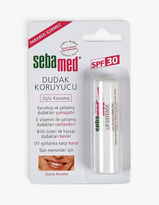 Marka Adı: sebamed
Ürün Adı: Sebamed Dudak Koruyucu SPF 30
Ürün Cinsiyeti: Unisex
Ürün Tipi: Dudak Koruyucu
Ürün Sezonsallığı: Tüm Mevsimler
Ürün Çeşidi: Koruyucu Dudak Balmı
Ürün Özellikleri:
sebamed Dudak Koruyucu, kuru ve çatlamış dudakları yumuşatan, E vitamini ile canlandıran ve bitki özleri sayesinde hassas dudakları besleyen üçlü koruma sunar. Cildin doğal yapısını korumak üzere klinik olarak test edilmiş bu paraben içermeyen formül, dudakları UV ışınlarına karşı SPF 30 faktörüyle koruyarak tüm mevsimler için ekstra koruma sağlar. İçeriğindeki jojoba yağı ve E vitamini ile yoğun bakım sunarken, dudakları serbest radikallere karşı korur, pürüzsüzleştirir, yatıştırır ve yenilenmesine yardımcı olur.
Öne Çıkan Detaylar:
- SPF 30 faktörü ile UV ışınlarına karşı güçlü koruma sağlar.
- Üçlü koruma özelliğiyle dudakları nemlendirir, besler ve canlandırır.
- Paraben içermeyen ve klinik olarak test edilmiş formülü sayesinde cilt dostudur.
Kimler Kullanıyor?:
Dudak sağlığını ve korunmasını önceliklendiren, özellikle güneşin, rüzgarın veya soğuk havanın yıpratıcı etkilerine karşı hassas dudaklara sahip olan herkes bu ürünü tercih edebilir. Aktif yaşam tarzına sahip bireyler, dış mekan aktiviteleriyle vakit geçirenler veya günlük dudak bakım rutinlerinde etkili bir koruma arayanlar için idealdir. Konforlu ve sağlıklı dudaklara sahip olmak isteyen herkesin çantasına rahatlıkla ekleyebileceği bir bakım ürünüdür.