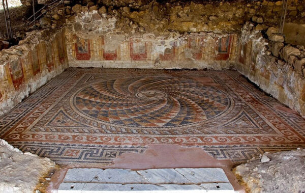 Türkiye'nin Antandros antik kentinde yapılan kazılarda ortaya çıkarılan, merkezinde dönen spiral desen, etrafında karmaşık geometrik motifler ve fresk kalıntılarıyla çevrili duvarlara sahip, kahverengi, siyah ve kırmızı tonlarındaki taşlardan oluşan büyük ve iyi korunmuş bir taban mozaiği, binlerce yıllık sanatsal mirası sergiliyor.