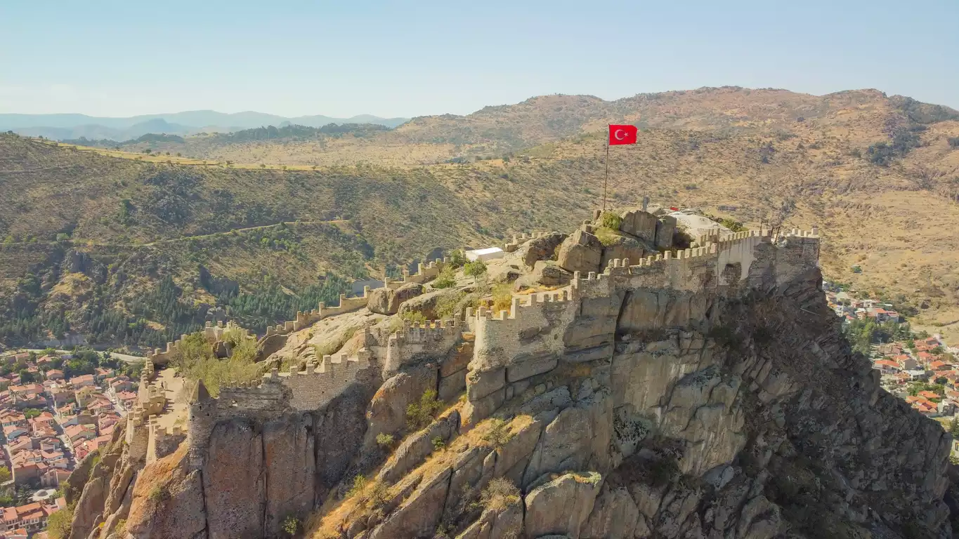Afyonkarahisar Kalesi ve Türk Bayrağının tepeden görüntüsü.