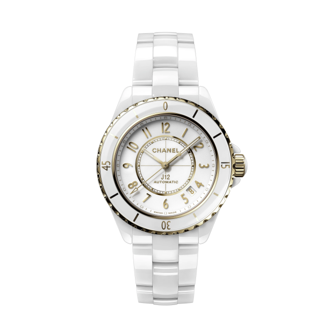 Chanel J12 White Ceramic – Beyaz seramik gövde ve altın detaylarla süslenmiş, sportif-şık çizgilere sahip zarif bir otomatik Chanel saati.