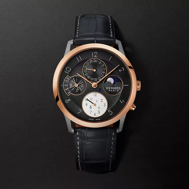 Hermès Slim d’Hermès Quantième Perpétuel – Sonsuz takvim, ay fazı, ikinci saat dilimi ve retrograd tarih gibi birçok komplikasyonu barındıran, zarif tasarımıyla öne çıkan lüks bir Hermès erkek saati.