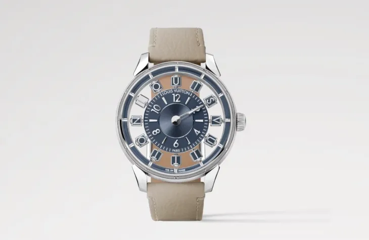 Louis Vuitton Tambour – Numaratik dizilimi özgün tasarımla birleştiren, mavi ve bej tonlarıyla retro-fütüristik çizgiler taşıyan şık bir saat modeli.