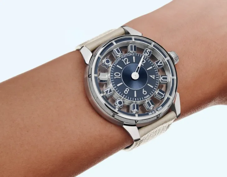 Louis Vuitton Tambour bilekte – Gündelik ama sofistike stili tamamlayan, bilekte zarifçe duran Louis Vuitton imzalı modern saat.