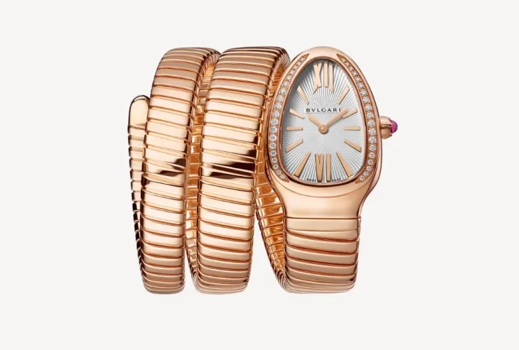 Bulgari Serpenti Tubogas – Bileğe yılan gibi dolanan ikonik, gül altın renginde, elmas detaylı ve zarif kadın saati.
