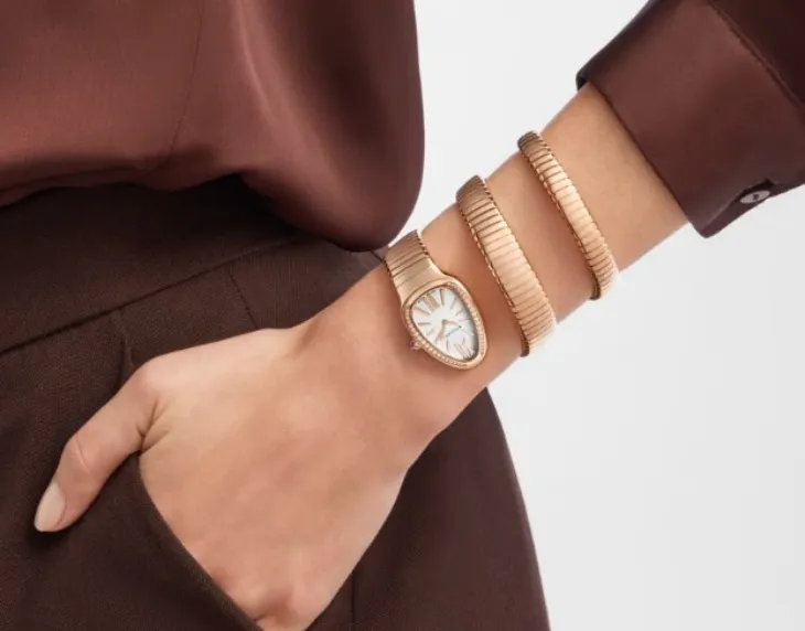 Bulgari Serpenti Tubogas bilekte – Takı görünümünde, lüks ve feminen tarzı yansıtan, bilekte şık duran Bvlgari tasarımı.