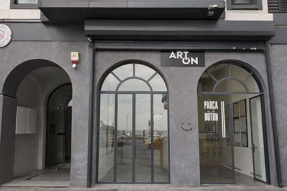 Art On Gallery İstanbul sanat galerisi giriş cephesi
