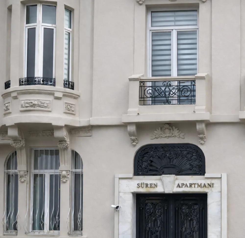İstanbul sanat galerileri arasında yer alan Art X-İst’in bulunduğu Süren Apartmanı’nın giriş cephesi