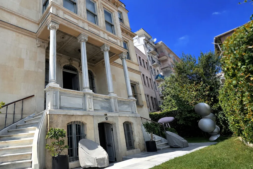 İstanbul sanat galerileri arasında yer alan Sevil Dolmacı Art Gallery İstanbul dış cephe ve çağdaş sanat galerisi binası