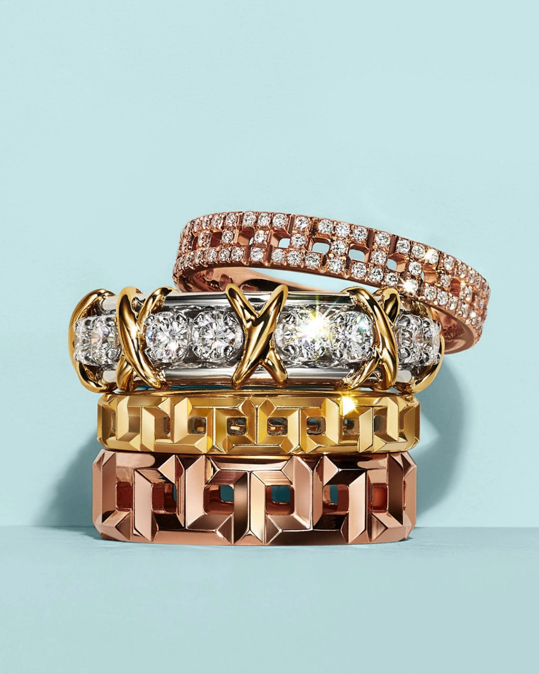 Tiffany & Co. altın ve rose gold yüzük kombinasyonu, pırlanta detaylı lüks takı tasarımları, modern istif yüzük trendi ve şık mücevher hediye önerisi.