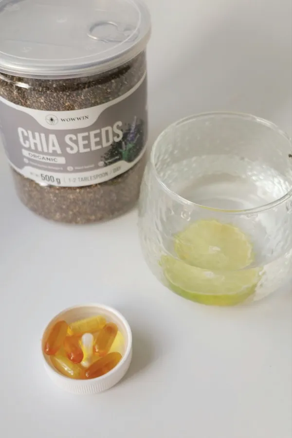 Chia tohumu ve omega 3 kapsülleri, bitkisel ve takviye omega 3 kaynakları
