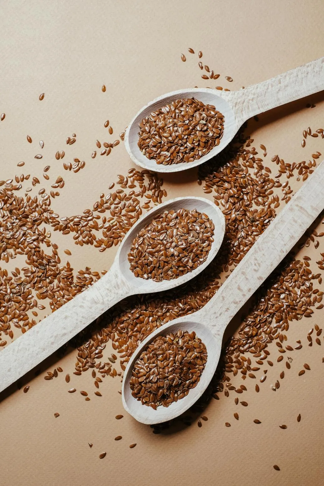 Kaşıkta keten tohumu, bitkisel omega 3 kaynağı ve ALA içeren besin