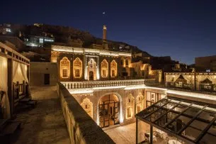 Mardin'in tarihi dokusuyla iç içe geçmiş Mardius Otel, gece ışıklandırmasıyla göz kamaştıran avluya bakan terasında, otantik taş mimarisi ve kubbeli çatılar arasında yükselen minare ile hilalin belirdiği karanlık gökyüzü altında lüks bir konaklama deneyimi vadeden büyüleyici bir atmosfer sergiliyor.