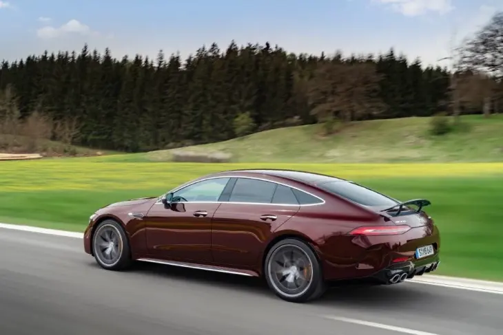 Koyu bordo rengiyle göz kamaştıran, dinamik hatlara ve sportif bir arka spoylere sahip Mercedes-AMG GT 4 Kapı Coupe, hızla akıp giden bir kırsal yolda ilerlerken, performansın artık dört kapılı bir gövdede de eksiksiz yaşanabileceğini vurguluyor.
