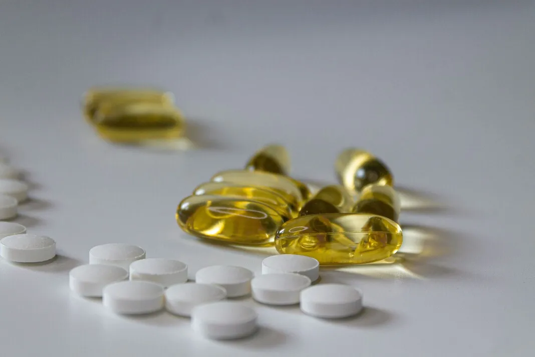 Omega 3 balık yağı kapsülleri ve tablet formda besin takviyeleri