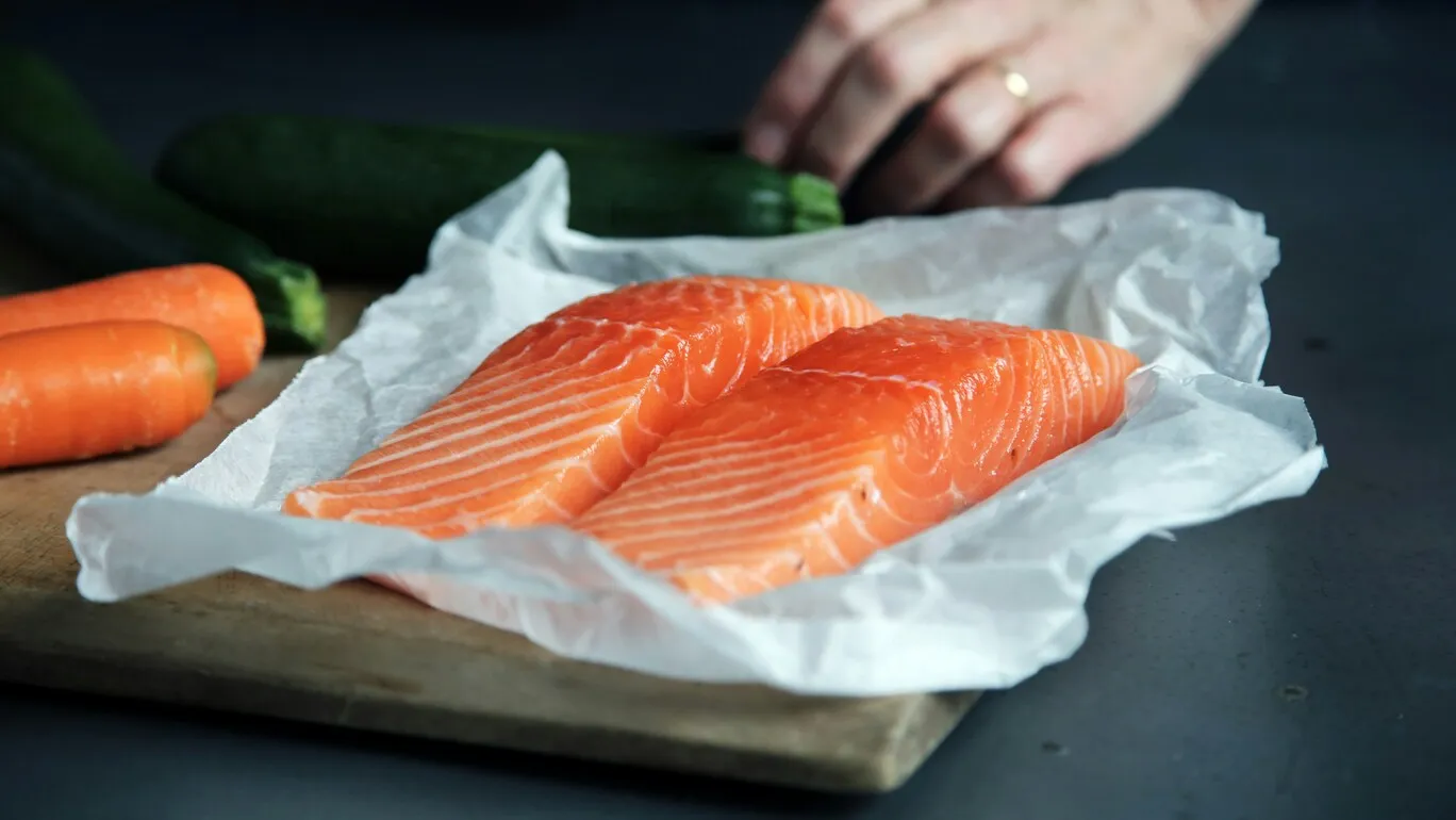 Taze somon fileto, doğal omega 3 kaynağı ve EPA DHA içeren yağlı balık