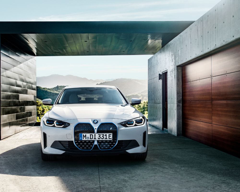 Geleneksel Çizgide Elektrikli Güç: BMW i4 ile 590 km Menzil ve M Performansı