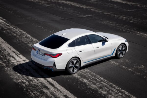 Geleneksel Çizgide Elektrikli Güç: BMW i4 ile 590 km Menzil ve M Performansı