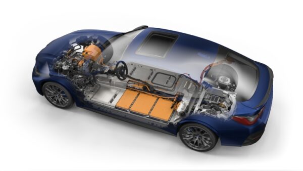 Mavi renkli Yeni BMW i4'ün şeffaf kesit görünümünde, aracın tabanına yerleştirilmiş büyük turuncu batarya paketi ve ön-arka akslarda konumlandırılmış elektrik motorları net bir şekilde sergilenerek tamamen elektrikli yapısı detaylıca vurgulanıyor.