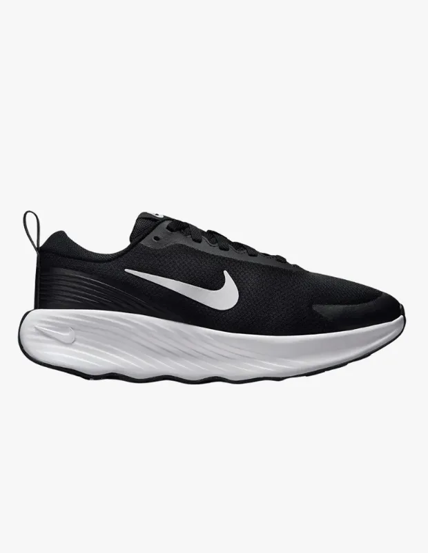 Siyah renkte, yan tarafında beyaz Nike logosu bulunan, alt kısmı dalgalı desenli kalın beyaz tabana ve topuk kısmında küçük bir çekme halkasına sahip bu modern kadın yürüyüş ayakkabısı, hafif ve konforlu bir kullanım vaat ediyor.