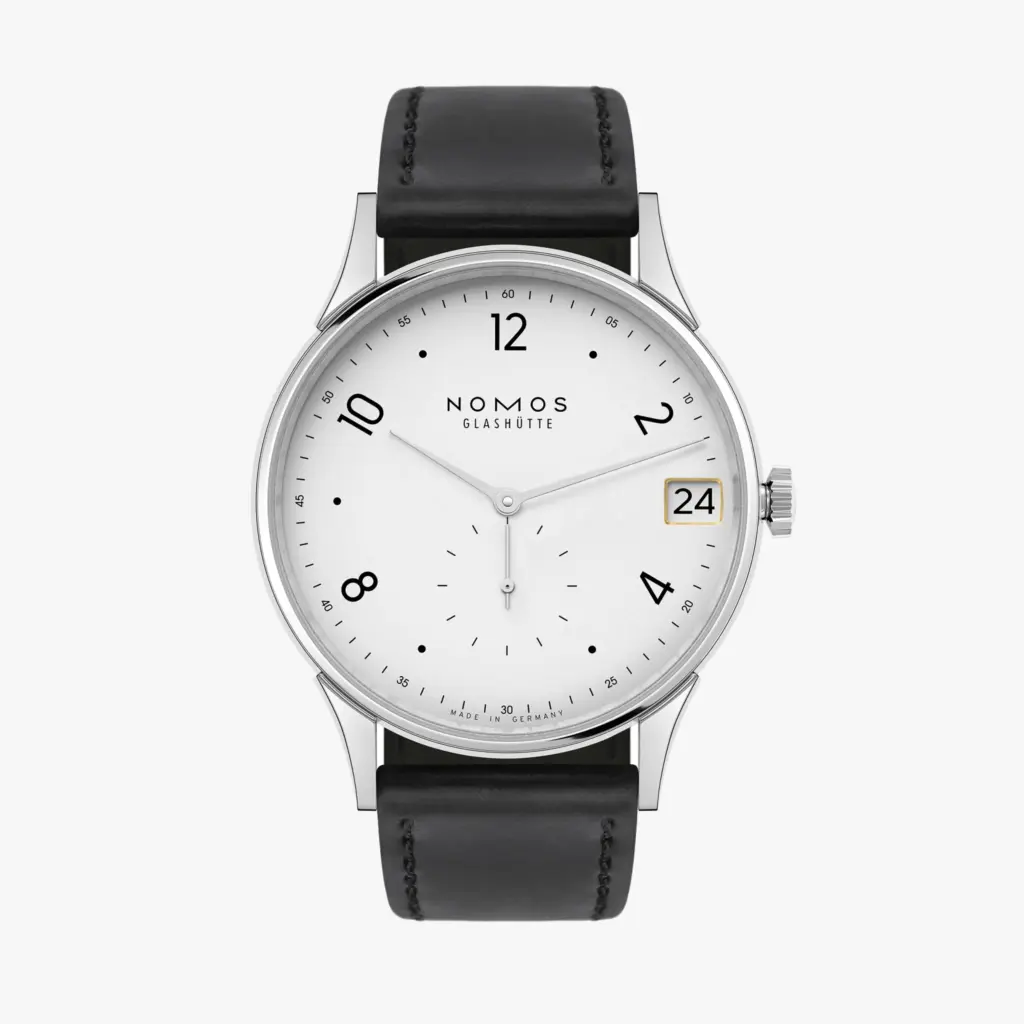 Nomos Glashütte Minimatik 39 Date, beyaz kadranlı, siyah deri kayışlı ve tarih göstergeli minimalist saat.