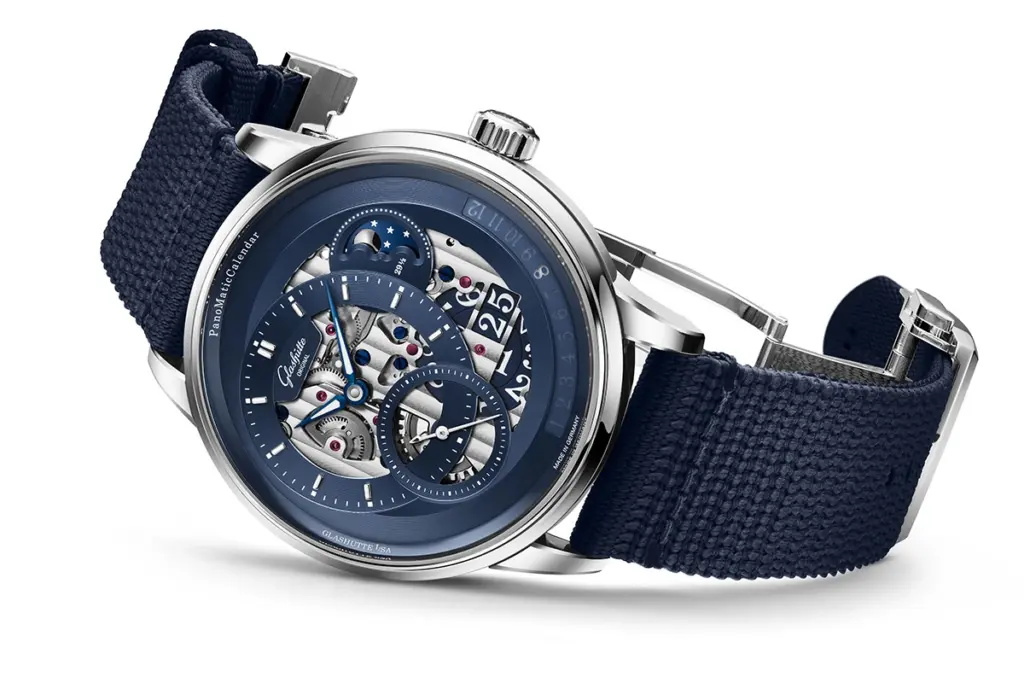 Glashütte Original PanoMaticCalendar ‘Dawn Blue’ – açık mekanizmalı, mavi kadranlı ve tekstil kayışlı lüks saat.
