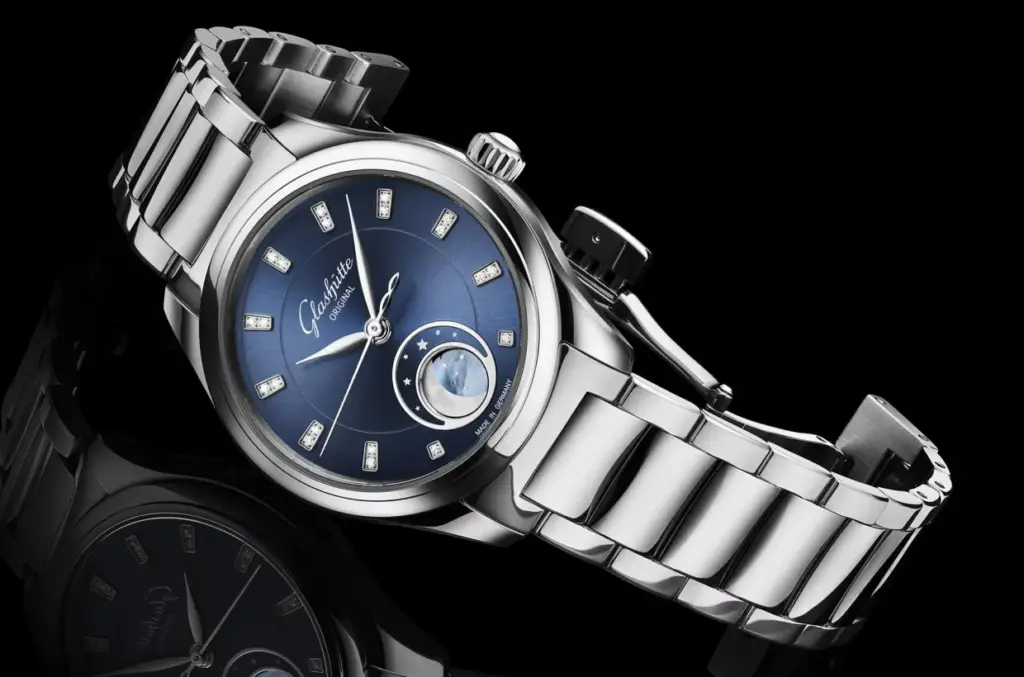 “Glashütte Original Serenade Luna – mavi kadranlı, ay fazı göstergeli ve paslanmaz çelik bilezikli zarif kadın saati.