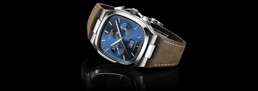 Glashütte Original Seventies Chronograph Panorama Date – mavi kadranlı, kahverengi kayışlı ve büyük tarih göstergeli kronograf.
